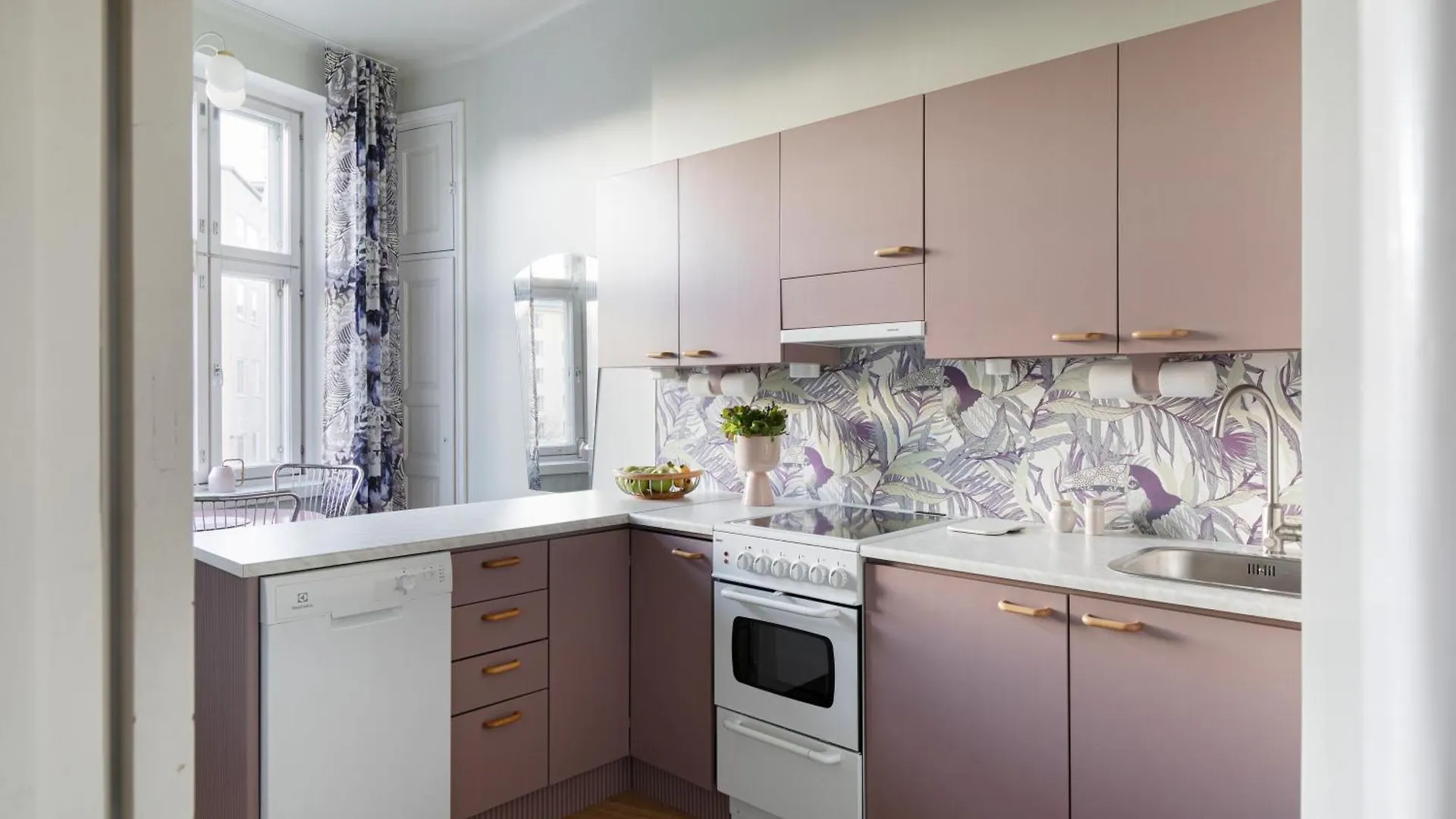 Lovely Vintage Suite, Autohalli Helsinki Apartment