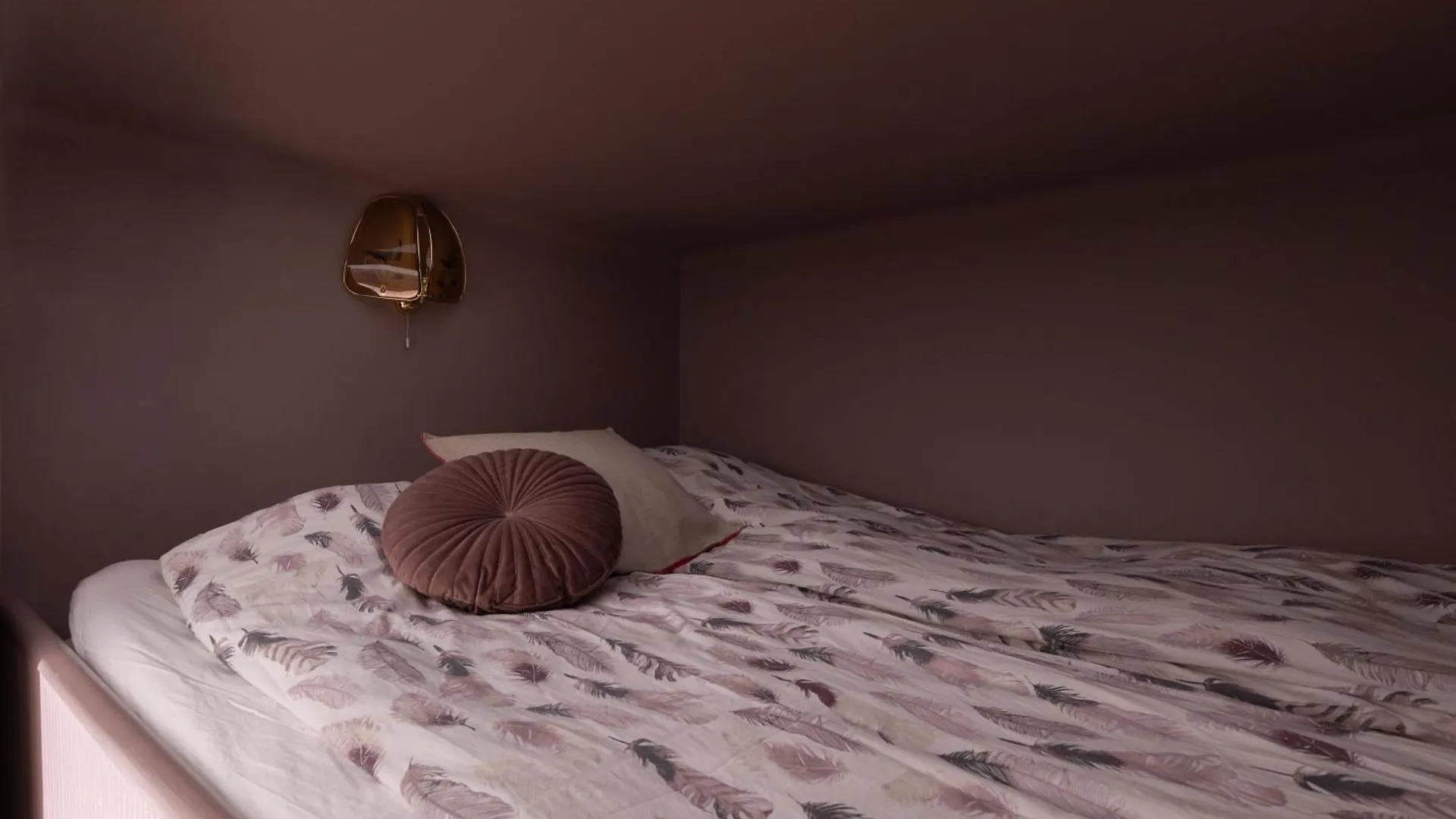 Lovely Vintage Suite, Autohalli Helsinki Apartment