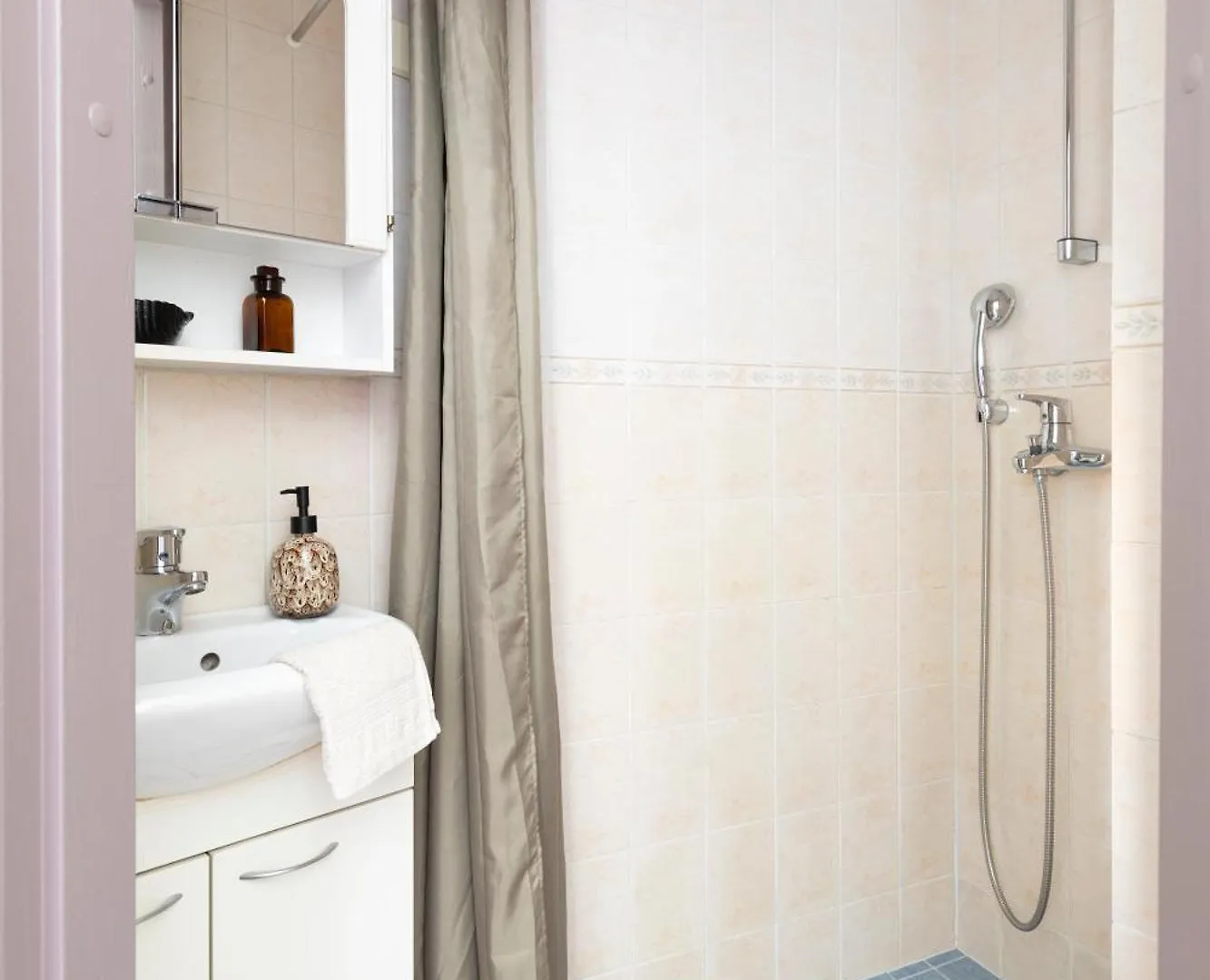 Lovely Vintage Suite, Autohalli Helsinki Apartment